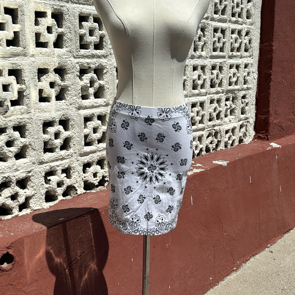 Forever 21 bandana skirt white and black size medium fits like a junior medium